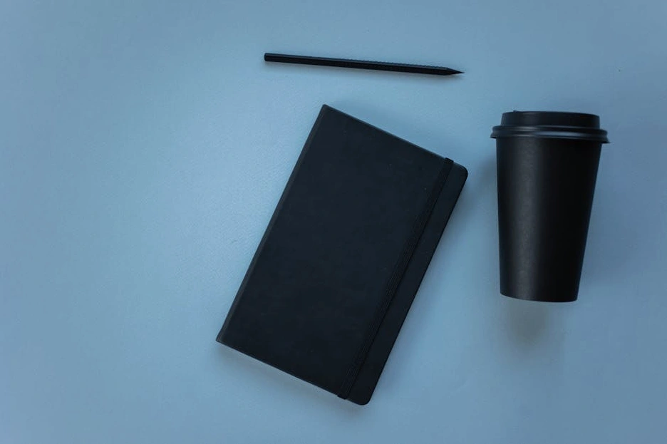 Professionista che scrive su un taccuino durante un meeting.